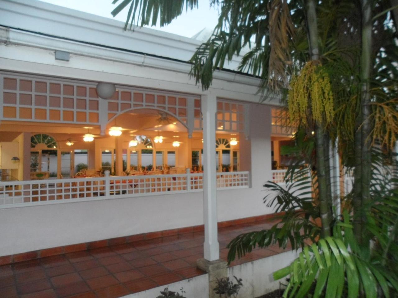 ברידג'טאון Hotel Pommarine מראה חיצוני תמונה