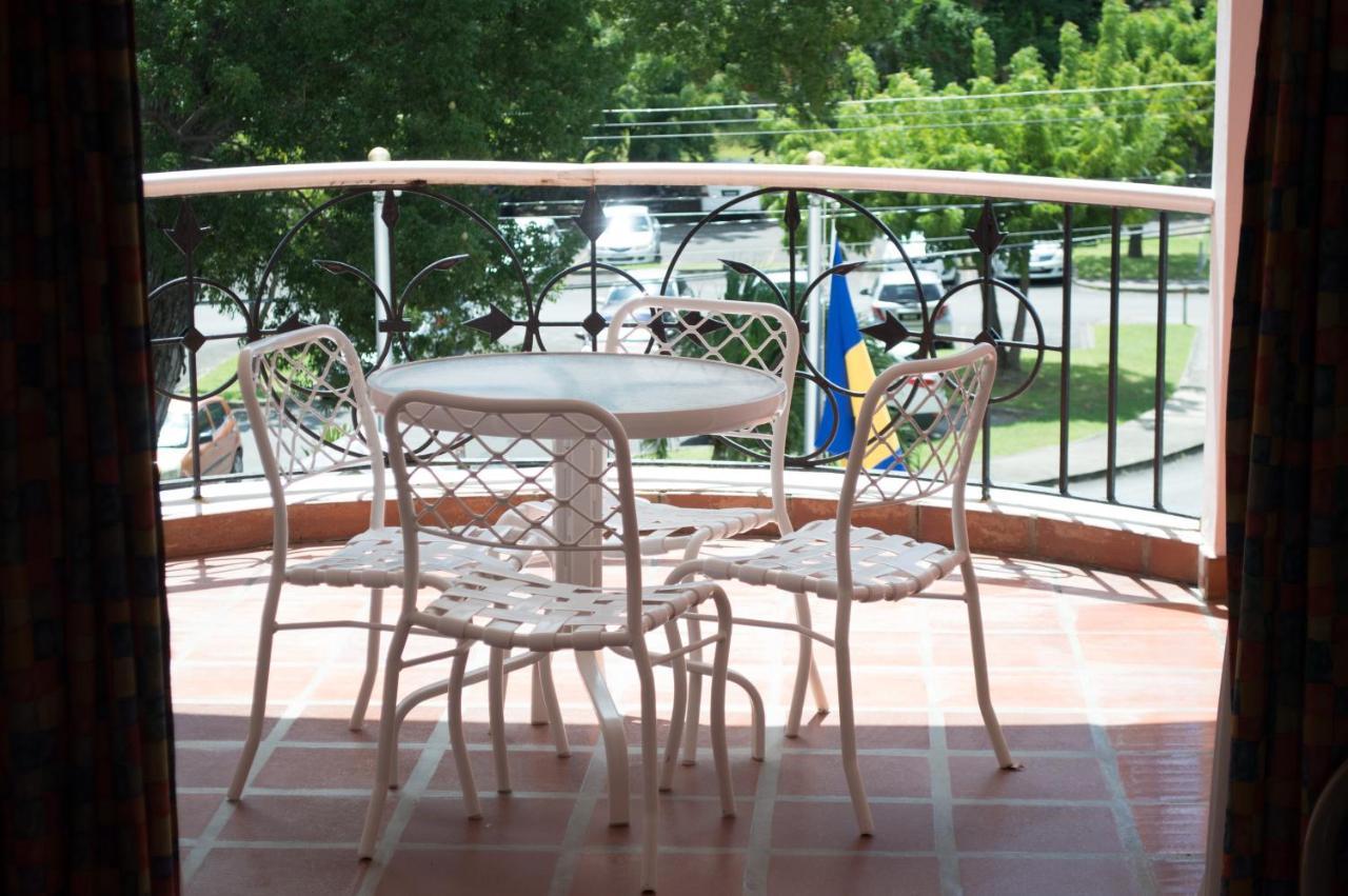 ברידג'טאון Hotel Pommarine מראה חיצוני תמונה
