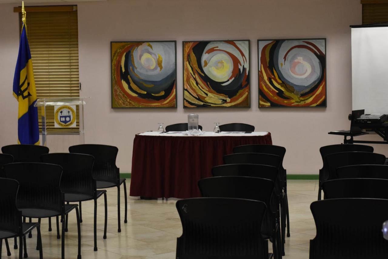 ברידג'טאון Hotel Pommarine מראה חיצוני תמונה